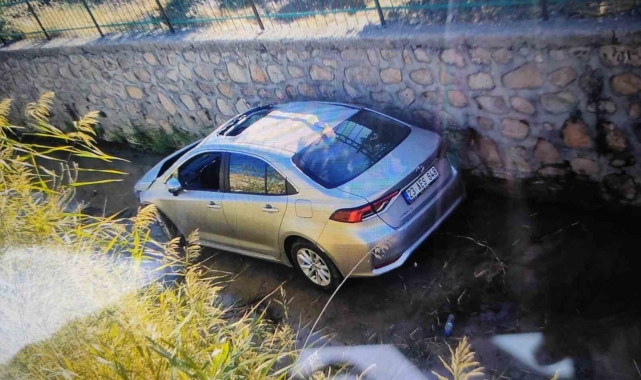 Bariyerlere çarpan otomobil su kanalına düştü