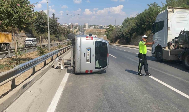 Bariyerlere çarparak takla attı: 1 yaralı