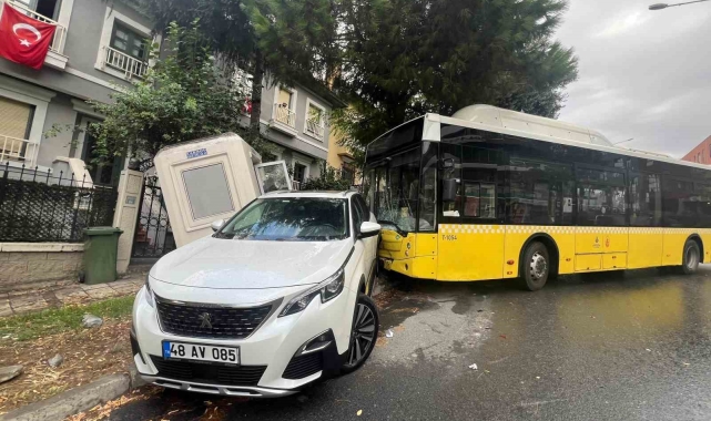 Başakşehir'de İETT otobüsü önce arabaya ardından ise güvenlik kulübesine çarptı