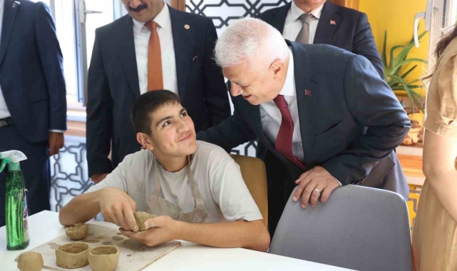 Başkan Bozbey, çocukların ilk ders zili heyecanına ortak oldu