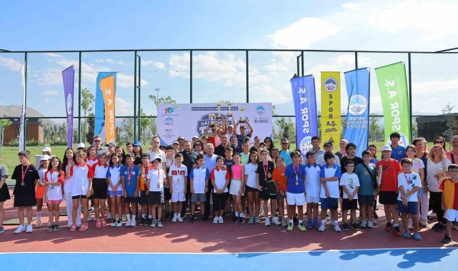 Başkan Büyükkılıç, Ulusal 12 Yaş Hafta Sonu Tenis Turnuvası'nda sporcularla buluştu