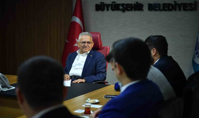 Başkan Büyükkılıç'a AK gençlerden anlamlı hediye