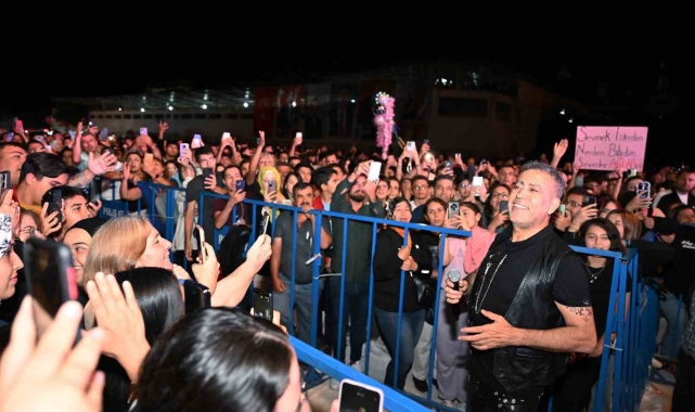 Başkan Muhittin Böcek Elmalı'da Haluk Levent konserine katıldı