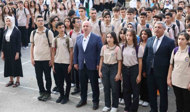 Başkan Muzaffer Bıyık, her pazartesi okulda öğrencilerle bir araya geliyor