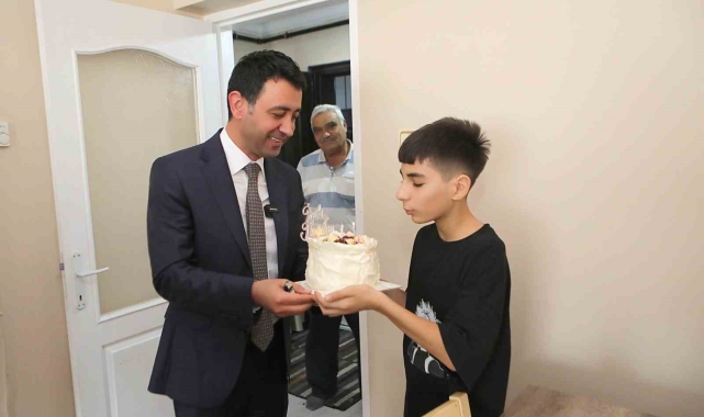 Başkan Önal'dan afetzede Arda'ya doğum günü sürprizi