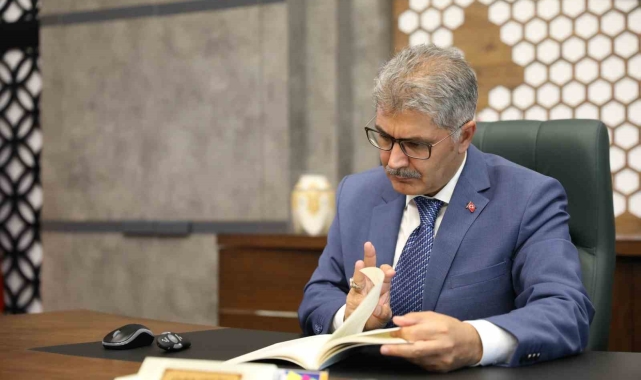 Basra Körfezi'ne uzanan büyük demir yolu projesi Vali Çelik'in kitabında anlatıldı