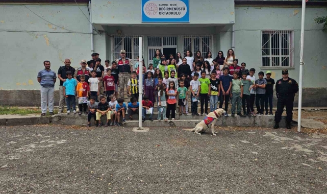 Batman'da jandarma ekipleri okulun ilk gününde öğrencileri yalnız bırakmadı