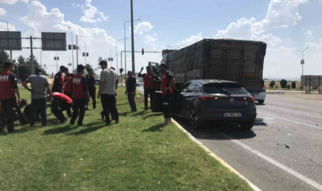 Batman'da otomobil kamyonun altına girdi
