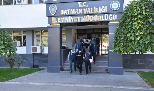Batman'da sahte koruma kimlikli göçmen kaçakçısı yakalandı