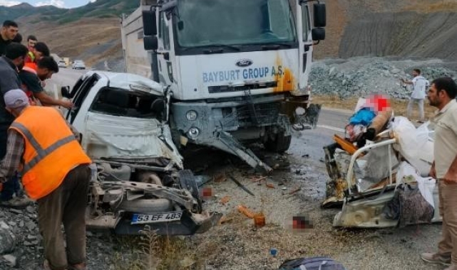 Bayburt Group İnşaat firmasının kamyonu pikapla çarpıştı: 3 kişi öldü, 2 kişi yaralandı