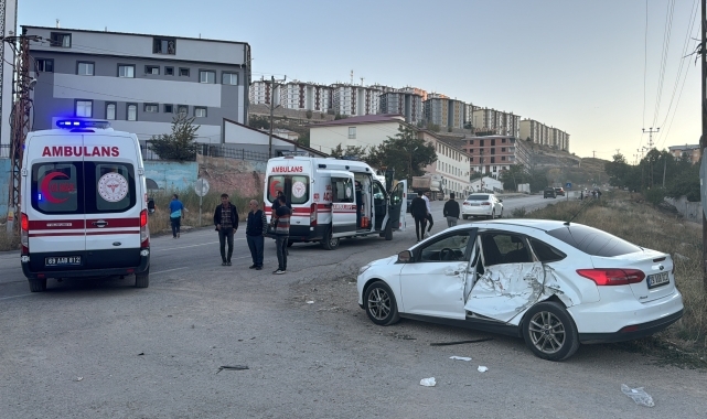 Bayburt'ta kamyon ile otomobil çarpıştı 6 kişi yaralandı
