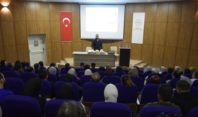 Bayburt'ta sağlık çalışanlarına yaşam destek eğitimi verildi