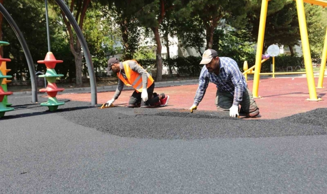 Bayraklı'da parklar yenileniyor