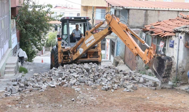 Bayraklı'da yol yenileme seferberliği sürüyor