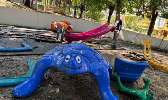 Belediye 33 parkta yenileme çalışması başlattı