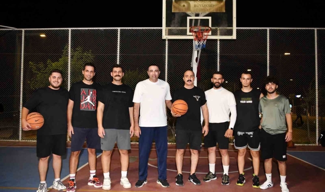 Belediye başkanı ve milletvekili, gençlerle basketbol oynadı