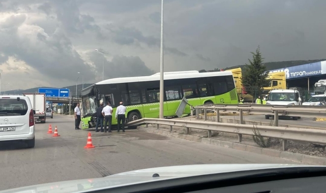 Belediye otobüsü bariyerlere çarptı, araçta yolcu olmaması faciayı önledi