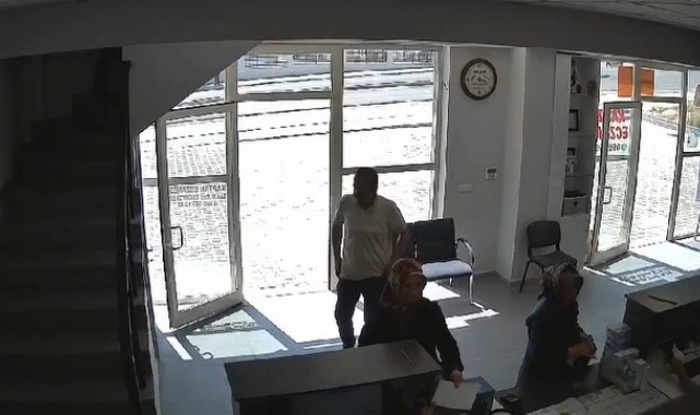 Beraber ilaç almaya gittiği eşini defalarca bıçakladı, o anlar kameraya yansıdı