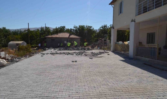 Beydağı Mahallesi ve Cemevi'nde kilit taşı çalışmaları