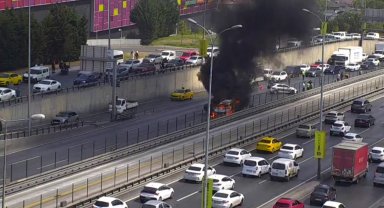 Beylikdüzü'nde E-5 Karayolu'nda seyir halindeki bir araç alev alev yanmaya başladı. Dumanlar E-5 Karayolu'nu kaplarken ihbar üzerine olay yerine itfaiye ekipleri sevk edildi.