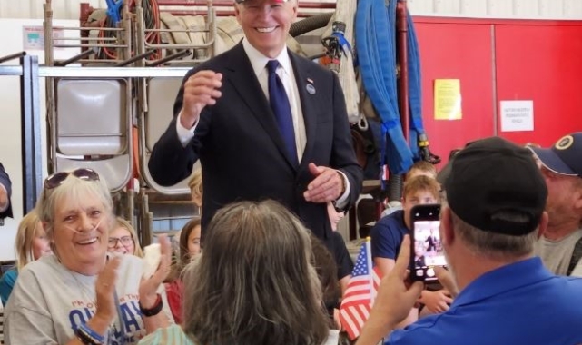 Biden, "Trump 2024" şapkasını taktı