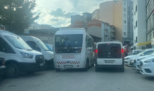 Bilecik'te gelişi güzel park eden araçlar trafiği zora sokuyor