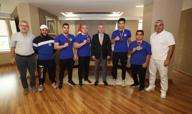 Bilek güreşinde Türkiye'nin ve Kocaeli'nin gururu oldular