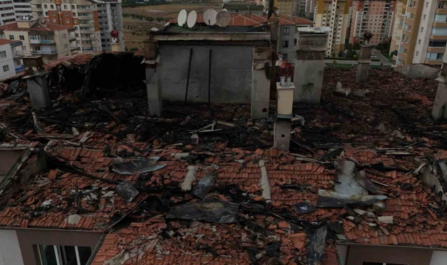 Binanın çatısında çıkan yangının hasarı gündüz görüntülendi