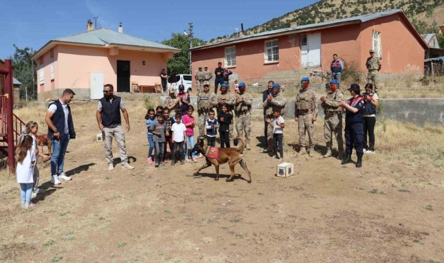 Bingöl'de jandarma ekipleri, öğrencilerle bir araya geldi