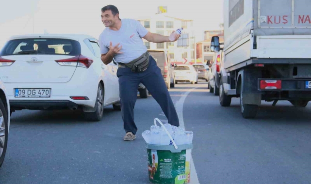 Bir şişe suyla birlikte bolca mutluluk satıyor