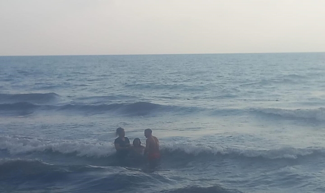 Boğulma tehlikesi geçiren çocuğu cankurtaran kurtardı