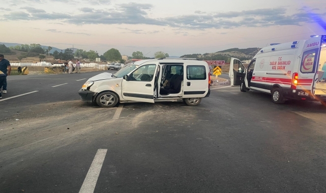 Bolu'da hafif ticari araç ile otomobilin çarpıştığı kazada 3 kişi yaralandı