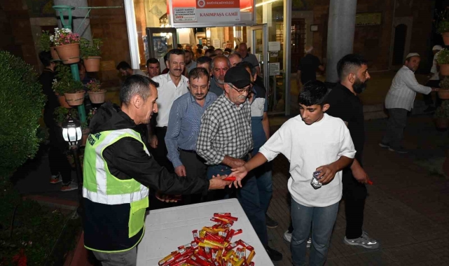 Bozüyük Belediyesi Mevlid Kandili'nde şeker ikramı yaptı