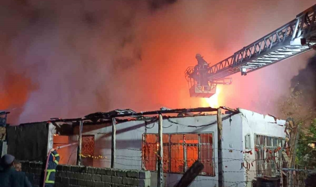 Burdur'da gece çıkan yangında ev alev alev yandı