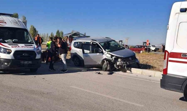 Burdur'da iki otomobil çarpıştı: 7 yaralı