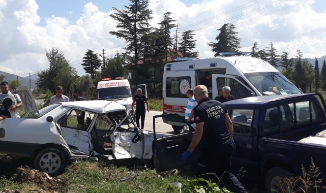 Burdur'da kamyonet ile çarpışan Fiat Tofaş hurdaya döndü: 1'i ağır 3 yaralı