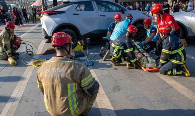 Bursa Büyükşehir İtfaiyesi'nden gerçeği aratmayan tatbikat