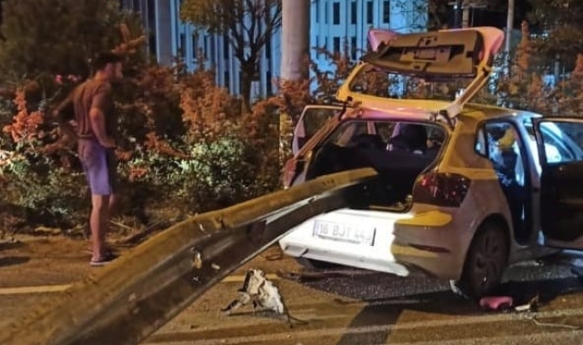 Bursa'da akıl almaz kaza: Bariyerlere ok gibi saplandı