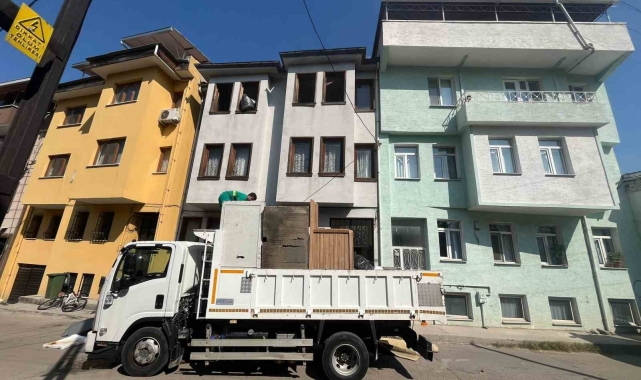 Bursa'da bir apartmandan 5 kamyon çöp çıktı