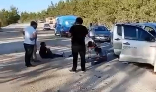 Bursa'da kamyonet ile otomobil kafa kafaya çarptı : 6 yaralı