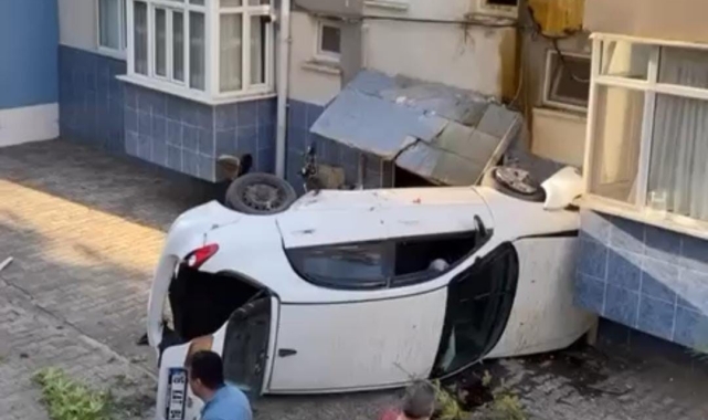 Bursa'da kontrolden çıkan otomobil sitenin bahçesine uçtu