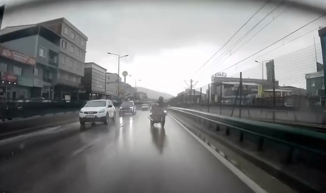 Bursa'da motosiklet sürücüsü kaygan yolda böyle düştü
