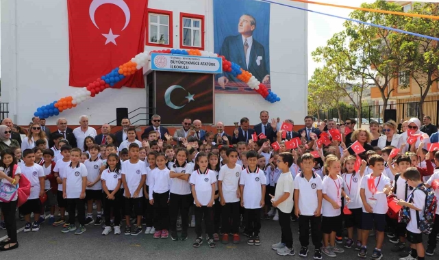 Büyükçekmece Belediye Başkanı ilk zili öğrencilerle birlikte çaldı