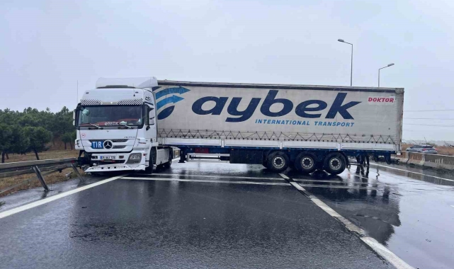 Büyükçekmece E-5'te yağmur nedeniyle kayan tır, yolu trafiğe kapattı