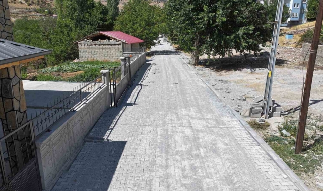 Büyükşehir, Afşin kırsalında yolları yeniliyor