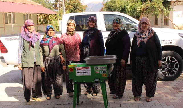 Büyükşehirden Elmalılı kadınlara salça makinesi desteği