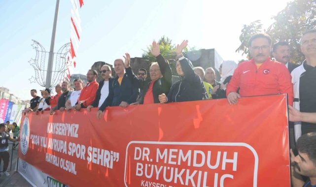 Büyükşehir'in 4. Uluslararası Yarı Maratonu'ndaki halk koşusunda hediye yağmuru