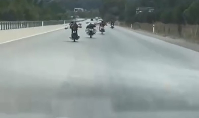 Çanakkale'de gençlerin motosikletle tehlikeli yolculuğu