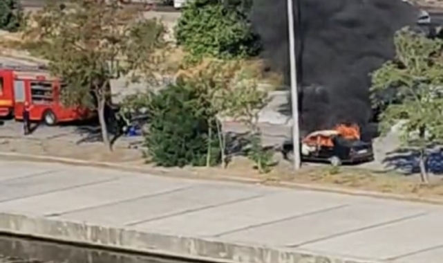 Çanakkale'de park halindeki otomobil alev alev yandı