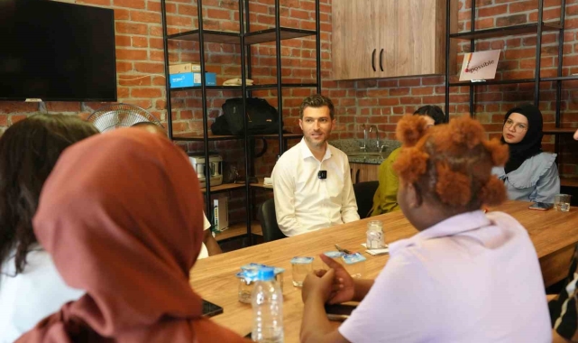 Çay ve kahve yudumlayarak İngilizce öğreniliyor